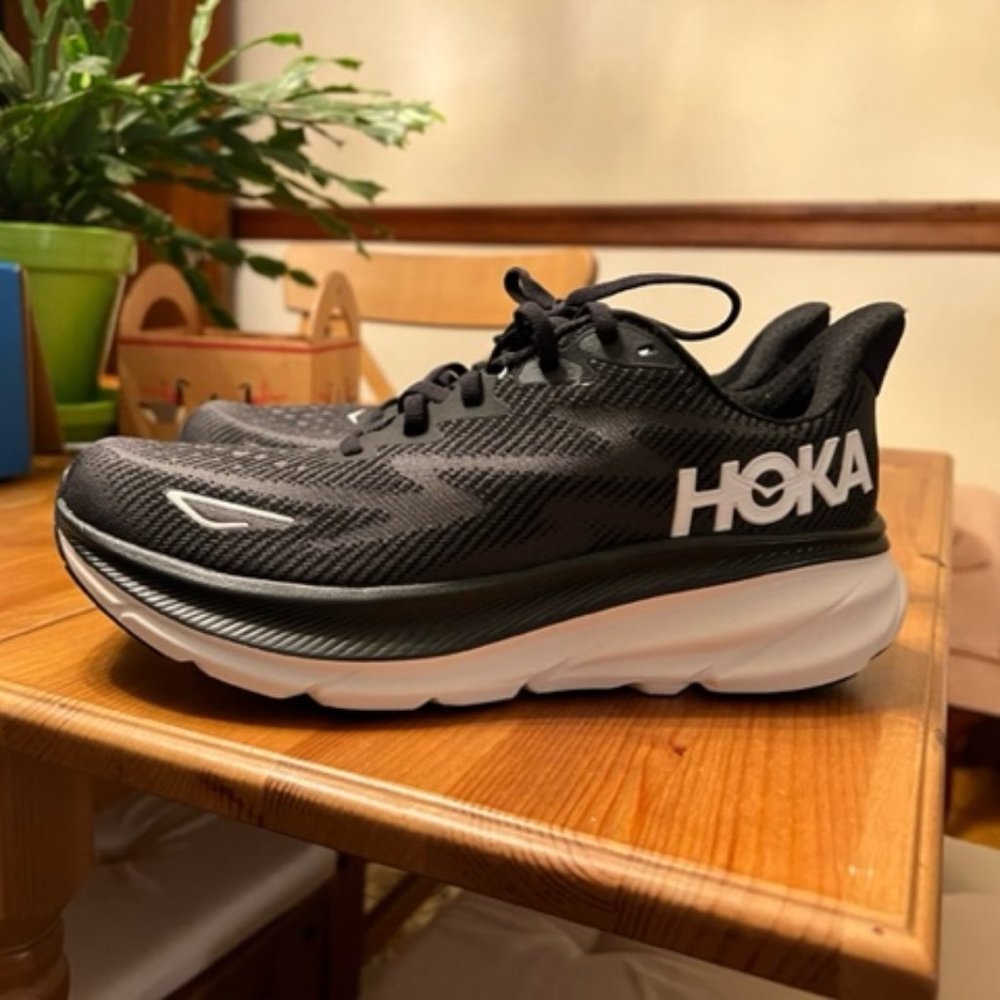 Hoka Clifton 9 Size 8.5 M Black / White